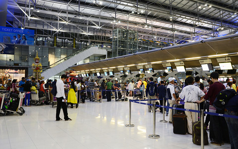 移民公司摄影照片_泰国曼谷 — 11 月 21 日：身份不明的乘客抵达素万那普机场
