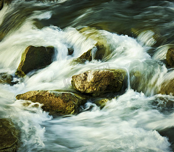 流动在岩石之间的狂放的河