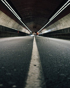 低角度视图公路公路隧道