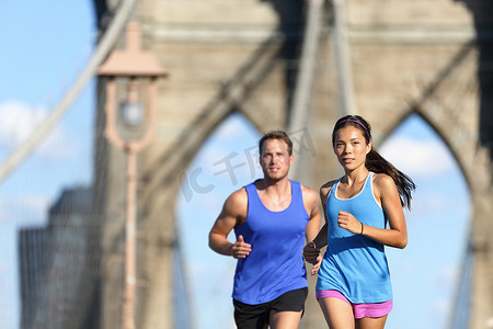 城市赛跑者在纽约市 NYC 跑步