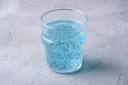 玻璃杯中含罗勒奇亚籽的美味蓝色饮料