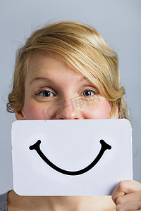 拿着微笑情绪板的人的快乐肖像