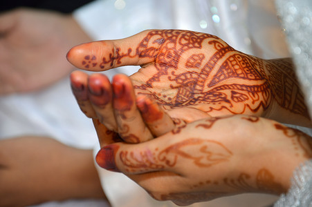 指甲花在印度尼西亚婚礼新娘的手上