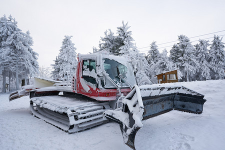 红雪粉，在新雪落下后，德国罗恩黑森滑雪胜地雪山 Wasserkuppe 的雪下鼓风机。