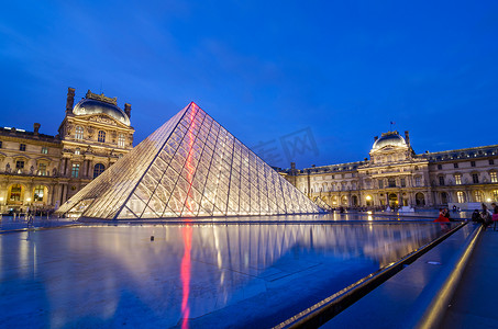 法国巴黎 — 2015 年 5 月 14 日：微明时分游客参观卢浮宫