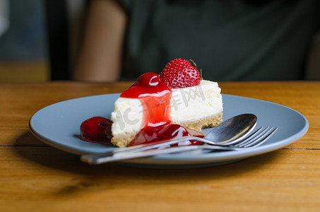 盘子里的草莓芝士蛋糕