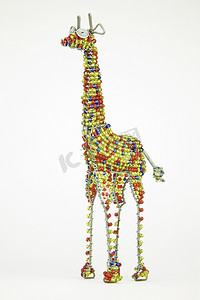 一只长颈鹿的有线和串珠非洲动物工艺品被隔离在