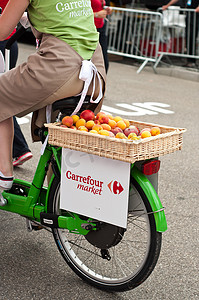 米卢斯-法国-2014 年 7 月 13 日-环法自行车赛-家乐福市场广告
