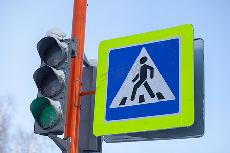 一种带有反光涂层和红绿灯的人行横道标志