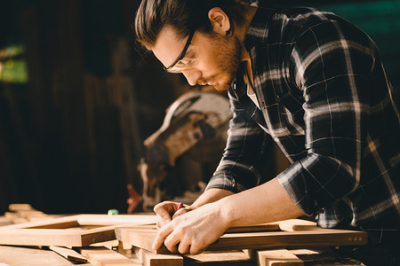 真人睫毛摄影照片_木匠木工在家具木材车间工作，具有专业技能真人工人。
