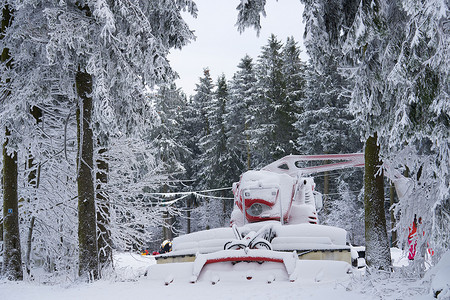 红雪粉，在新雪落下后，德国罗恩黑森滑雪胜地雪山 Wasserkuppe 的雪下鼓风机。