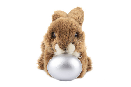 带复活节彩蛋的玩具兔。