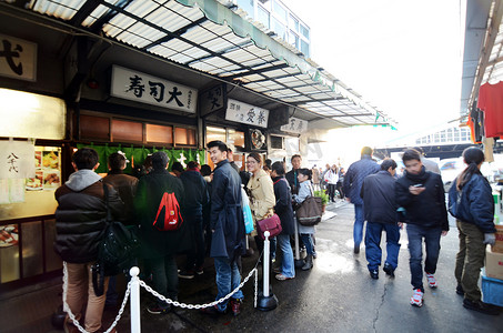 大型鱼类摄影照片_日本东京 — 2013 年 11 月 26 日：筑地市场是鱼类和海鲜的大型市场