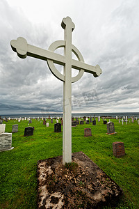 暴风云下的墓地十字架