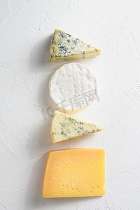白色背景上的黄色帕尔马干酪、白色卡门培尔奶酪和蓝纹奶酪 Dor Blue。