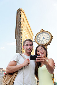 nyc摄影照片_纽约夫妇在 Flatiron NYC 旅游自拍