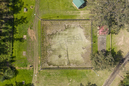 一个小镇公园里一个废弃的旧网球场