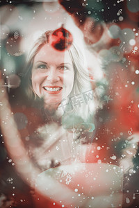 圣诞树上节日金发女郎挂饰的合成图像
