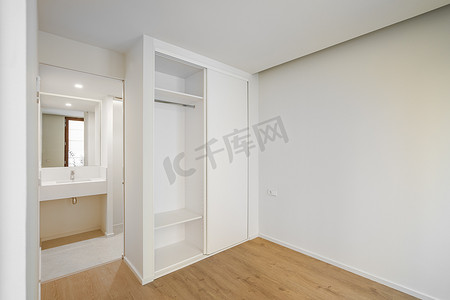 明亮宽敞的卧室铺有镶木地板，配有用于存放衣服和床单的内置衣柜。