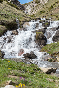 春天在安道尔卡尼略蒙托普河的瀑布。