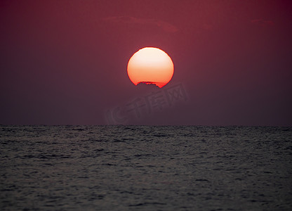 大海上的大太阳日出