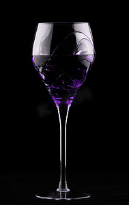 有紫色药水的酒杯