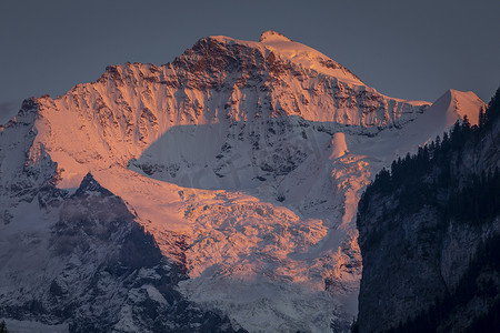 戏剧性的少女峰山，日落时的伯尔尼阿尔卑斯山，瑞士因特拉肯
