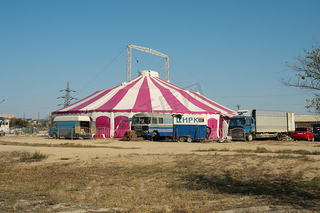 阿克套的马戏团帐篷。