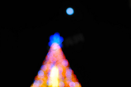 发光的圣诞树摄影照片_发光的圣诞树被黑色隔离