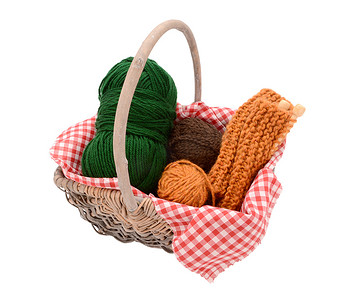 绿色、棕色和橙色纱线，在篮子里编织