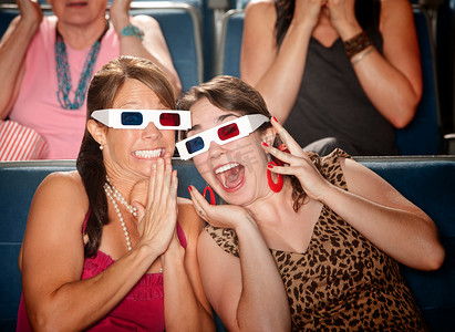 眼镜3d摄影照片_兴奋的女人看 3d 电影