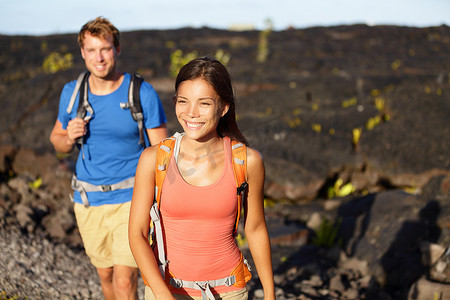 徒步旅行的人 — 在熔岩原上行走的夫妇
