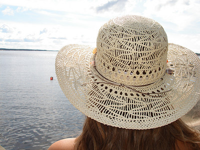 斯堪的纳维亚生活方式——带帽子的女人后脑勺