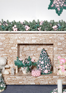 珍珠粉摄影照片_新年假期，带礼物的装饰壁炉、圣诞树、玩具、球和冷杉树枝。