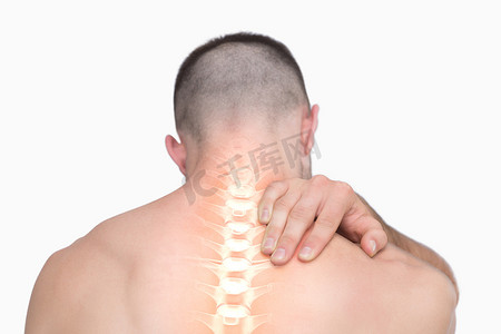 男人疼痛摄影照片_男人突出的肩痛