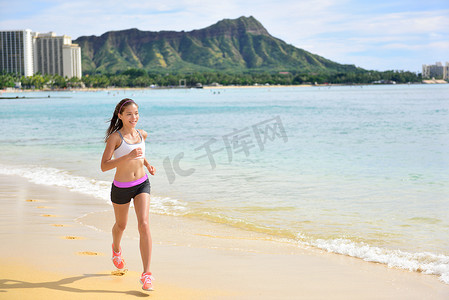 赛跑者-运动跑步健身女子沙滩慢跑