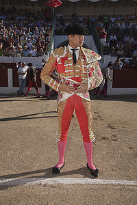 2010 年 9 月 28 日，西班牙哈恩省利纳雷斯，西班牙斗牛士 Jose Maria Manzanares 在 paseillo 或初始游行