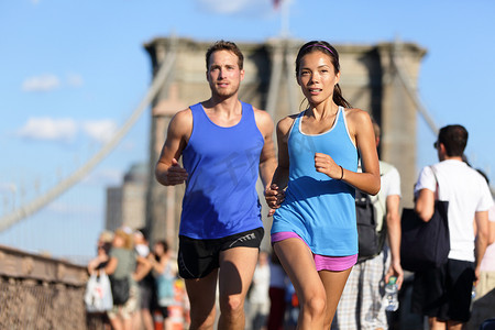 跑步情侣摄影照片_布鲁克林大桥上的城市跑步情侣
