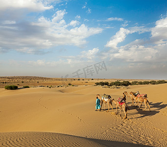 thar摄影照片_两个 cameleers（骆驼司机）与骆驼在 Thar deser 的沙丘