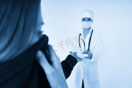 医生给病人戴防护面罩以防止病毒感染，冠状病毒概念