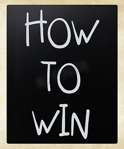 “如何取胜”在黑板上用白色粉笔手写