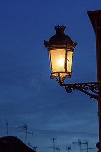纳西达摄影照片_西班牙格拉纳达 Albaicin 步行街上的老路灯