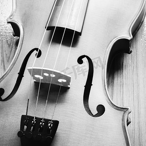 木头背景黑白色调风格的小提琴