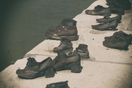 布达佩斯多瑙河岸边的鞋子