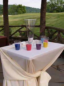 婚礼仪式桌子摄影照片_用于仪式的桌子和杯子