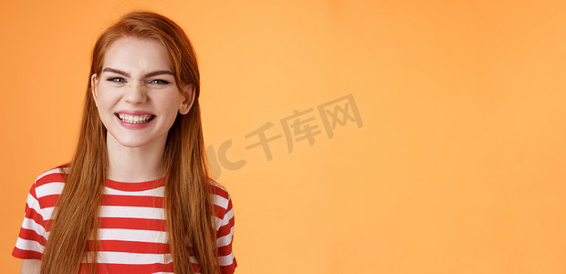 牙医宣传摄影照片_特写时髦漂亮开朗的红头发狡猾的女孩微笑着露齿的白色完美的笑容，满意的牙科诊所专业清洁，站在橙色背景快乐，快乐的夏日心情