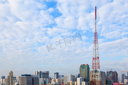 许多云覆盖了带有天线 t 的城市景观商务大楼