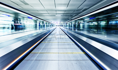 在当代机场里面的对称移动的蓝色自动扶梯
