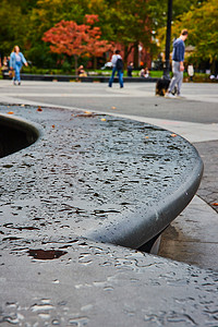 水泥混凝土弧形座椅，水滴斑点，游客背景柔和