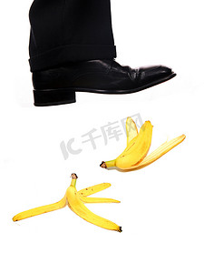 商务鞋踩香蕉